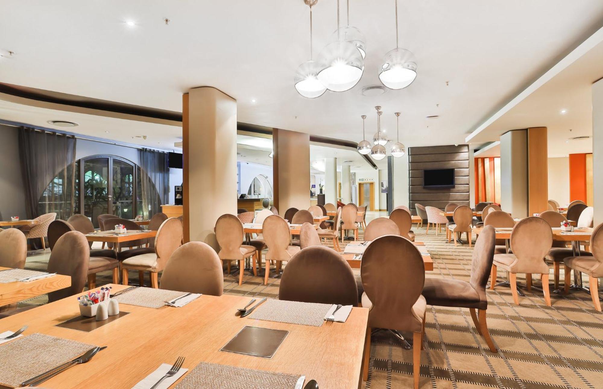 Express Centre By Ihg Hotel 3*